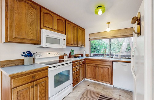 Fox Hollow House | Spacious family-friendly home with mountain views - near University of Oregon