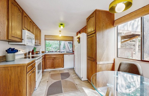 Fox Hollow House | Spacious family-friendly home with mountain views - near University of Oregon