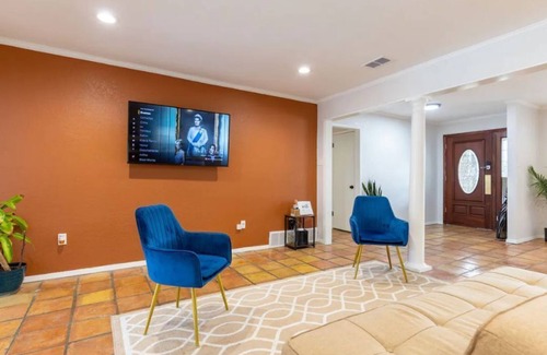 Edgecliff Village House | Spacious Family Getaway 4Br,2.5Bth & Pool