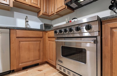 Wilmington House | Spacious Family Getaway 10min to Mt Snow w. Firepit, BBQ, King Bed