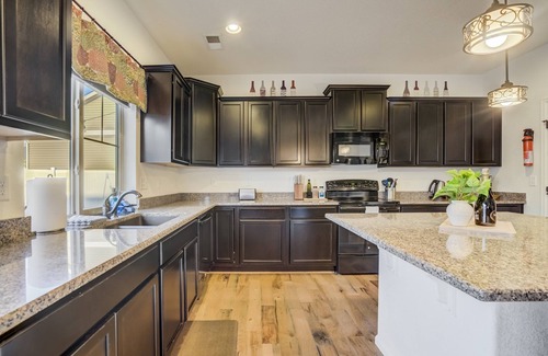 Fountain House | Spacious Family Getaway | 20min to downtown+sights