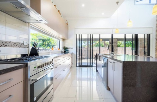 Dromana House | Spacious Family Getaway Indoor/Outdoor living close to beach, shops & wineries