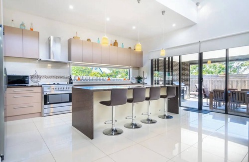 Dromana House | Spacious Family Getaway Indoor/Outdoor living close to beach, shops & wineries
