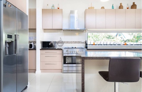 Dromana House | Spacious Family Getaway Indoor/Outdoor living close to beach, shops & wineries