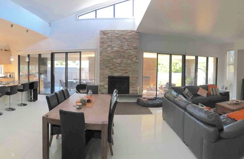 Dromana House | Spacious Family Getaway Indoor/Outdoor living close to beach, shops & wineries