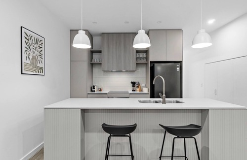 Bowden House | Spacious Family & Group-Friendly 3BR Townhouse with Parking Near Adelaide CBD