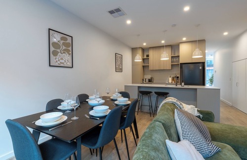 Bowden House | Spacious Family & Group-Friendly 3BR Townhouse with Parking Near Adelaide CBD