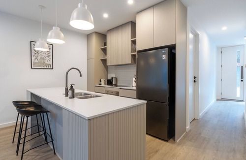 Bowden House | Spacious Family & Group-Friendly 3BR Townhouse with Parking Near Adelaide CBD