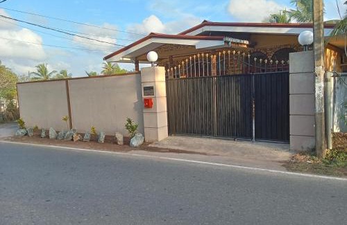 Ja-Ela House | Spacious family holiday Home Near Airport, JAELA, Aussie holiday home