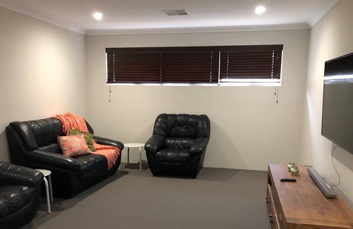 Dawesville House | Spacious family home,5 minutes walk to beach