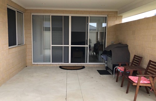Dawesville House | Spacious family home,5 minutes walk to beach
