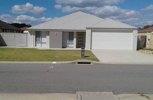 Dawesville House | Spacious family home,5 minutes walk to beach