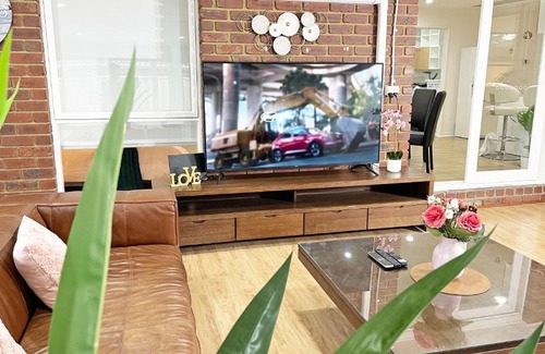 Hampton Park Villa | Spacious Family Home 4BRM in Hampton Park near Dandenong Ranges