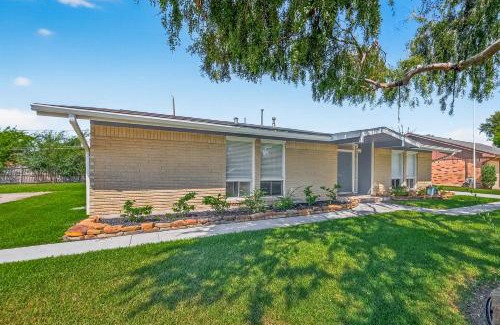 La Porte House | Spacious Family Home BBQ and Outdoor Area