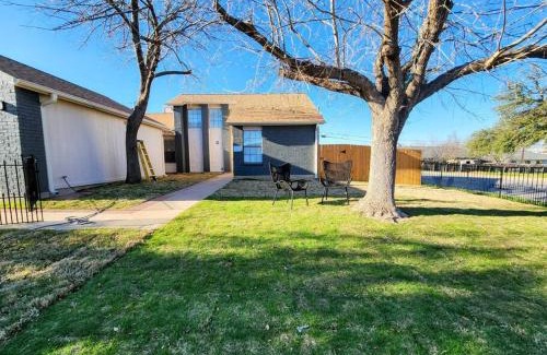 The Hermitage House | Spacious Family Home in Round Rock w Private Yard