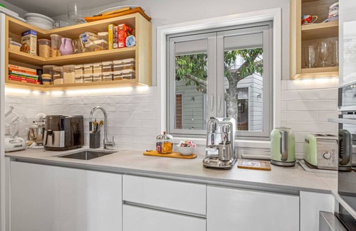 Auckland House | Spacious family home in Meadowbank