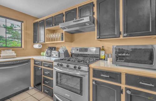 Seaside House | Spacious Family Home with Bikes, Beach Toys, Grill, Workspace