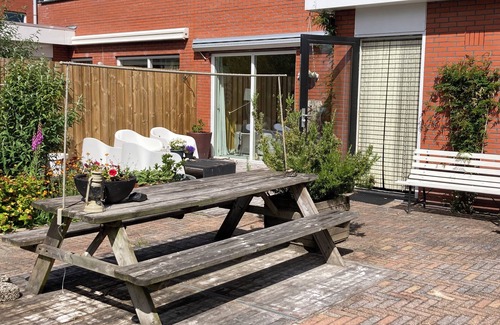 Hoogkerk House | Spacious family house for up to 8 people with garden and playground in front.
