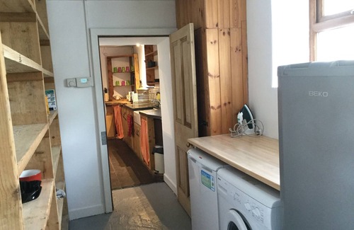 Bangor House | Spacious family house, 5 min drive to Zipworld, & Snowdonia National Park