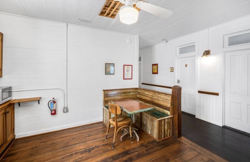 Historic Downtown Apalachicola Apartment | Spacious Family King Suite, Centrally Located