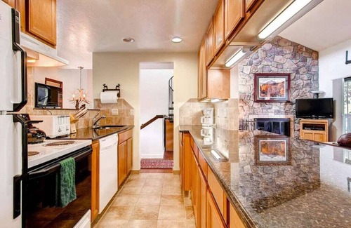 Four O'Clock Condo | Spacious Family Lodge – 2 Blocks to Main St, Dual Fireplaces