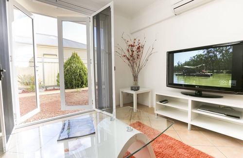 Mildura Central Business District Apartment | Spacious, family & pet friendly, Lovely Courtyard, Central Location, Free Wi Fi