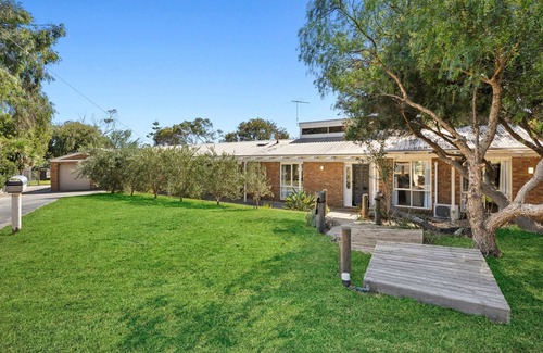 Queenscliff House | Spacious Family Retreat with Garden & Bay Views