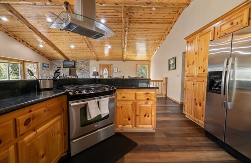 Upper Moonridge Cabin | Spacious Family Retreat in Big Bear Lake: Pet-Friendly, Fire Pit, Sonos & Jacuzzi – 3400 Sq Ft Luxury