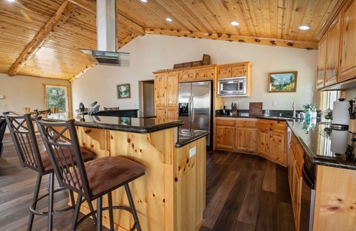 Upper Moonridge Cabin | Spacious Family Retreat in Big Bear Lake: Pet-Friendly, Fire Pit, Sonos & Jacuzzi – 3400 Sq Ft Luxury