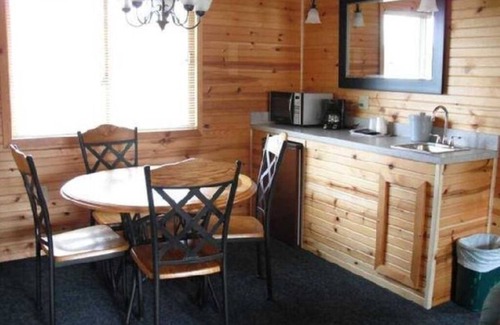 Alger Cabin | Spacious Family Ready 2BR Riverside Retreat | with Indoor Pool & Waterside Deck