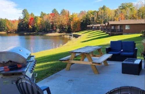 Alger Cabin | Spacious Family Ready 2BR Riverside Retreat | with Indoor Pool & Waterside Deck