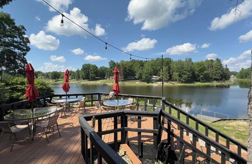 Alger Cabin | Spacious Family Ready 2BR Riverside Retreat | with Indoor Pool & Waterside Deck