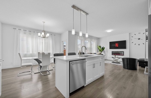 West Edmonton House | Spacious Family Retreat Near WEM |Gym Ravine Trails Netflix Pet & Child-Friendly