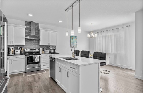 West Edmonton House | Spacious Family Retreat Near WEM |Gym Ravine Trails Netflix Pet & Child-Friendly