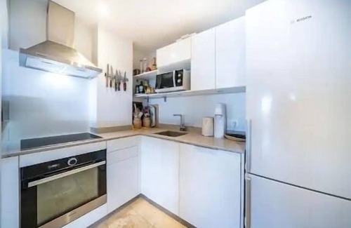 California - Pezou Apartment | Spacious Family Retreat: Sea View - Balcony - Pool