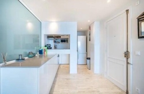 California - Pezou Apartment | Spacious Family Retreat: Sea View - Balcony - Pool