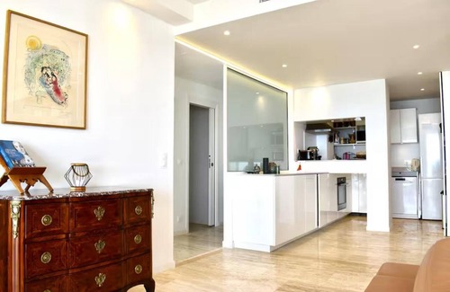 California - Pezou Apartment | Spacious Family Retreat: Sea View - Balcony - Pool