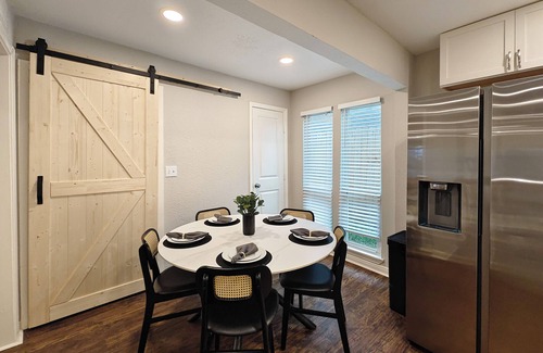Foster Place House | Spacious Family Retreat – 2 King Suites, Pool Table, & Backyard Oasis