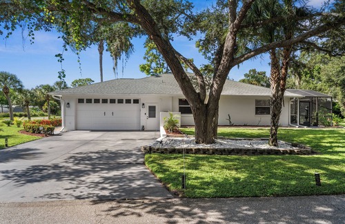 South Venice House | Spacious Family Retreat with Private Pool, Volleyball, and close to the Beach!