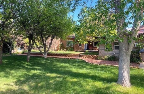 Kanab House | Spacious Family Reunion Home/sauna/gym/firepit/walk to: hikes/museums/shops/food