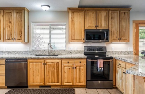 Heber House | Spacious Family Winter/Ski Vacay Views +Hot Tub