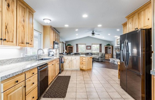 Heber House | Spacious Family Winter/Ski Vacay Views +Hot Tub