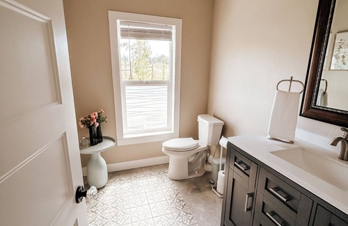 Medford Other | Spacious farmhouse in close proximity to vineyards; great for large groups
