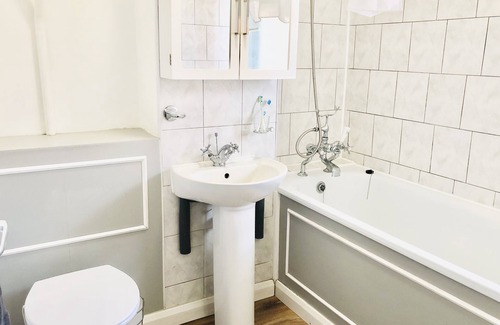 Fulham Apartment | Spacious Flat - 5 minute walk to Tube
