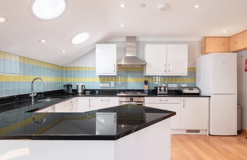 Carlyon Bay Apartment | Spacious Flat A Few Mins Walk to Carlyon Bay Beach