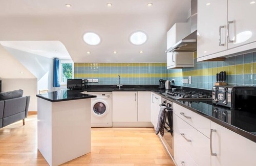 Carlyon Bay Apartment | Spacious Flat A Few Mins Walk to Carlyon Bay Beach