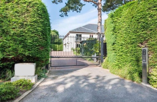 Carlyon Bay Apartment | Spacious Flat A Few Mins Walk to Carlyon Bay Beach