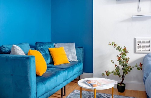 Stroud Green Apartment | Spacious Flat - Moments To City Centre - Sleeps 4