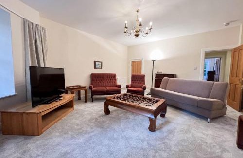 New Town Apartment | Spacious Flat Sleeps 8 near Princes Street