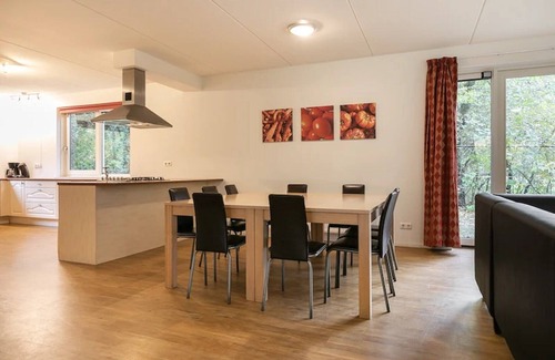 Kootwijk House | Spacious forest retreat with sauna
